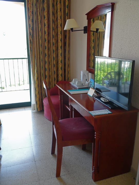 Schreibtisch und TV-Gerät Valentin Somni Hotel & Suites