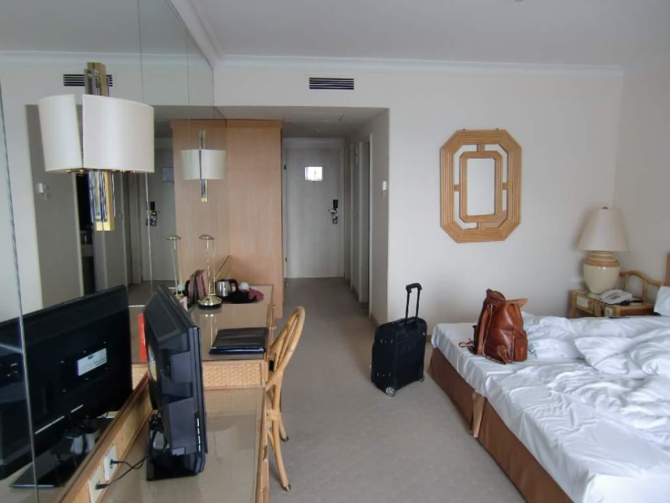 Blick zum Eingang des Zimmers Eventhotel Pyramide