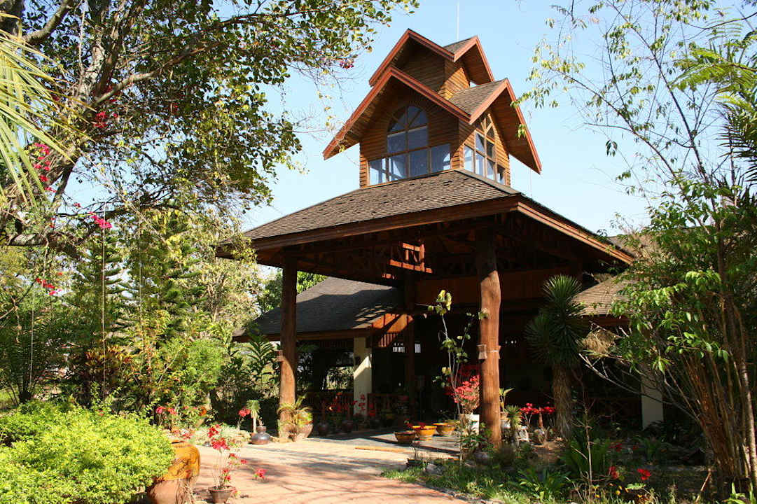 Offene Lobby in der Gartenanlage Hotel Inle Lake View Resort