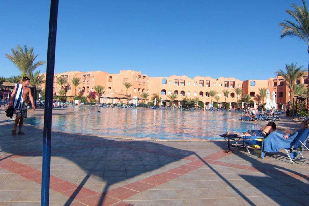Blick auf den Hauptpool und Block 2 Jaz Makadi Oasis Resort