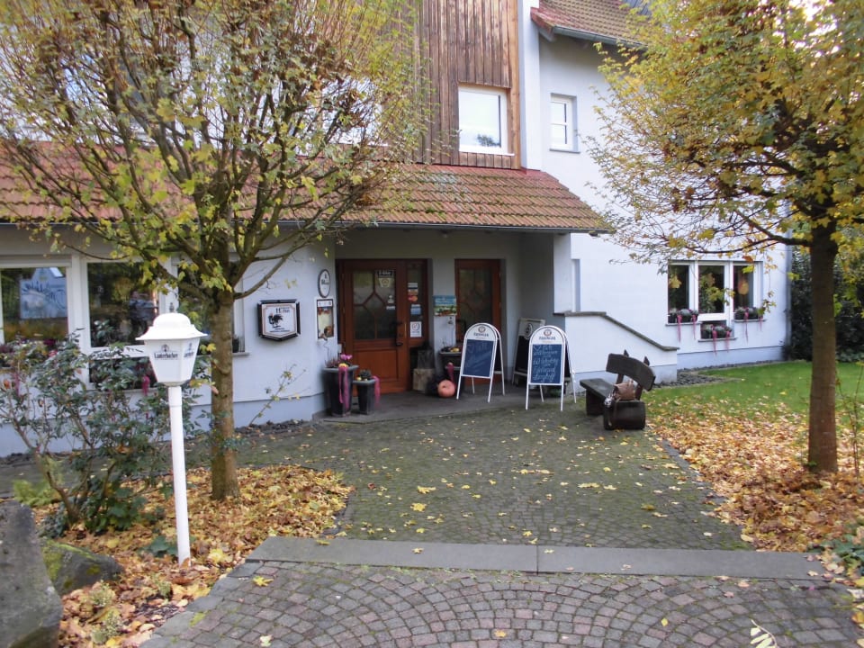 Der schön dekorierte Eingang des Hotels Landgasthof Dorfschänke