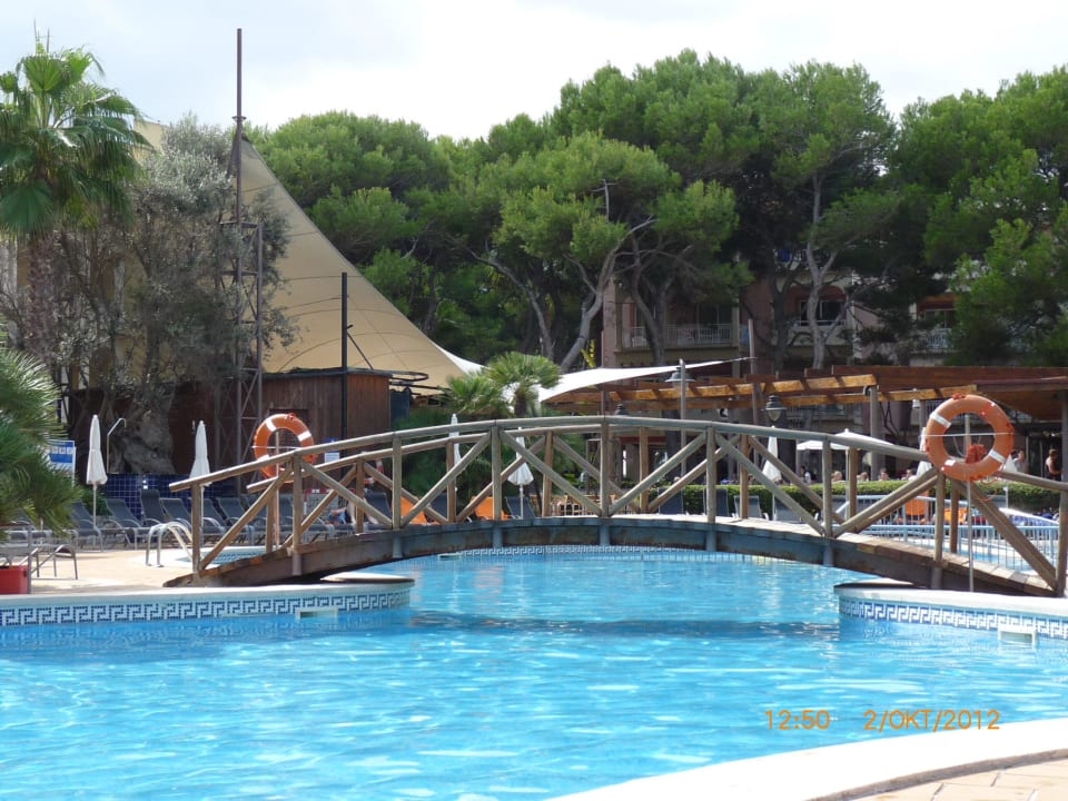 Brücke über dem Pool Zafiro Bahia