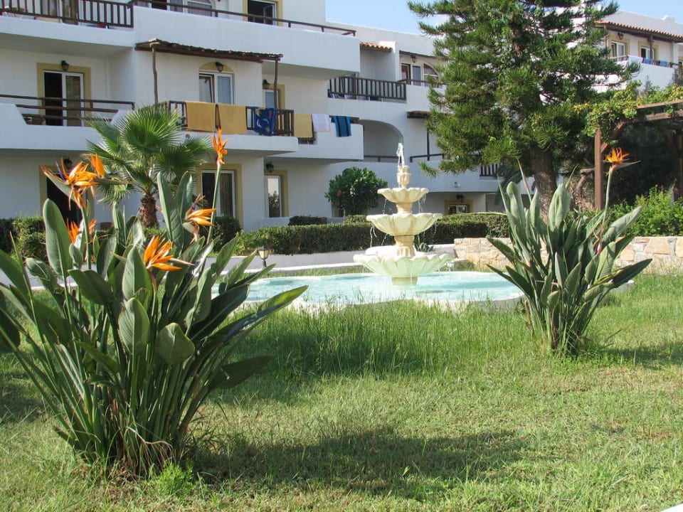 Garten mit Springbrunnen Alexander Beach Hotel & Village Resort