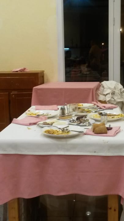 Tische werden nicht zeitnah abgeräumt Lella Meriam Hotel & Club