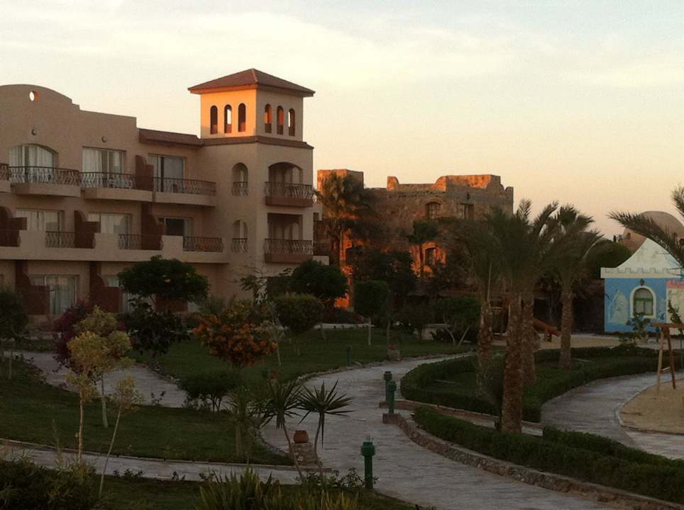 Garten vor dem Pool Pensée Royal Garden Beach Resort
