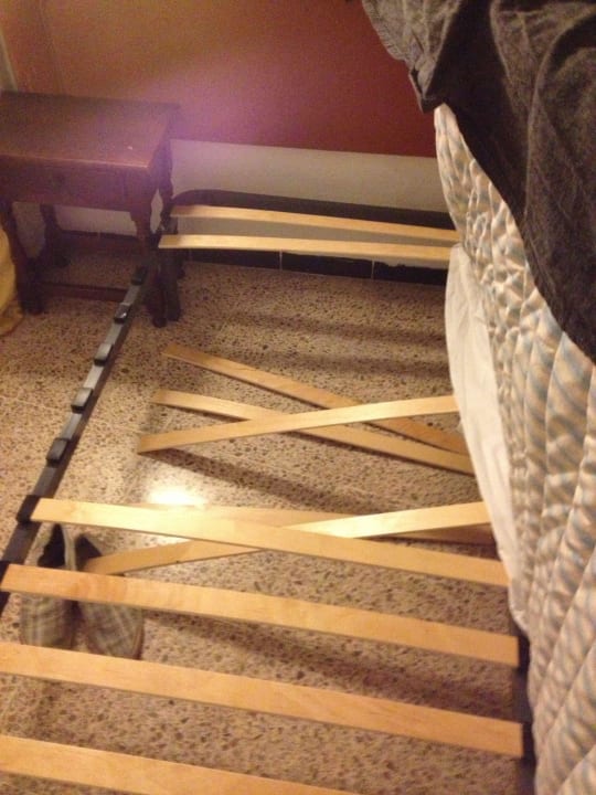 Bett mit defekten Lattenrost Mix Peru Playa