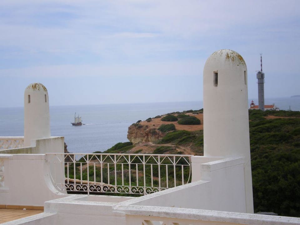 Blick vom Balkon aufs Meer mit Boot und Leuchtturm Hotel Vila Gaivota