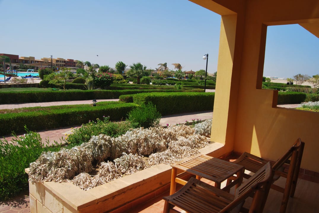 Widok na basen i teren hotelu Malikia Resort Abu Dabbab