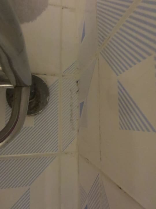 Schimmelflecken im Bad, kann man auch wegmachen Tangerine Beach Hotel