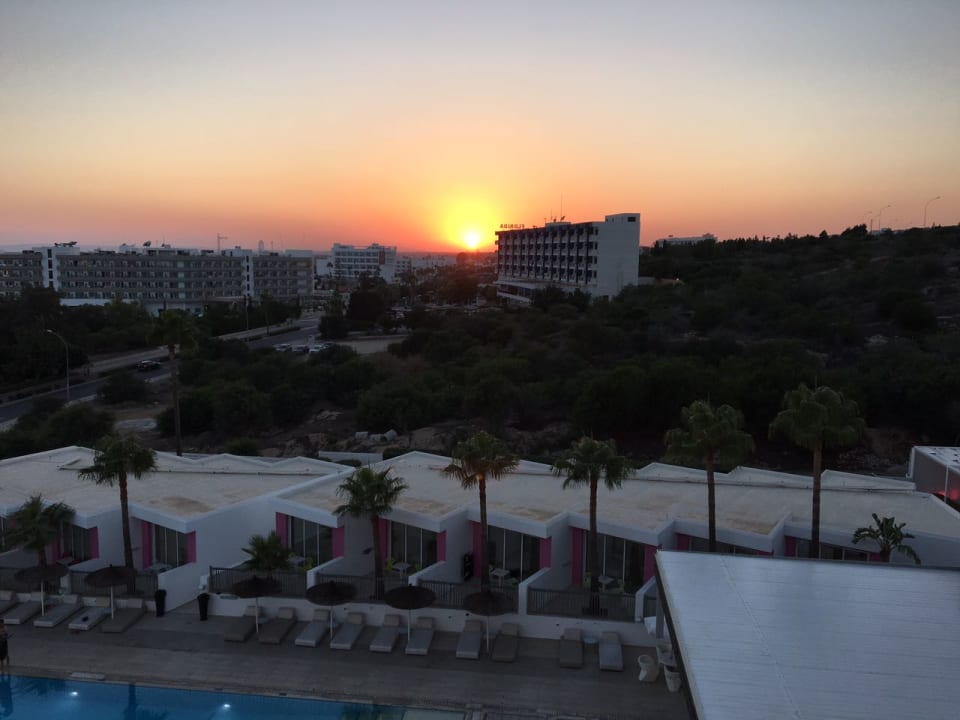 Ausblick Napa Mermaid Hotel & Suites