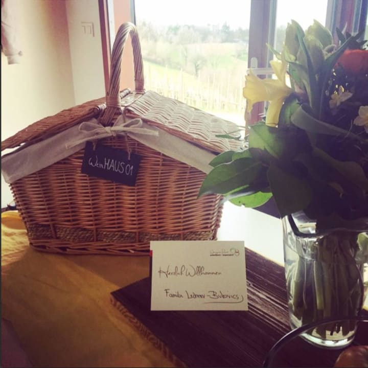 Der reichhaltige Frühstückskorb-dahinter die Weinberge Weingarten-Resort Unterlamm Loipersdorf