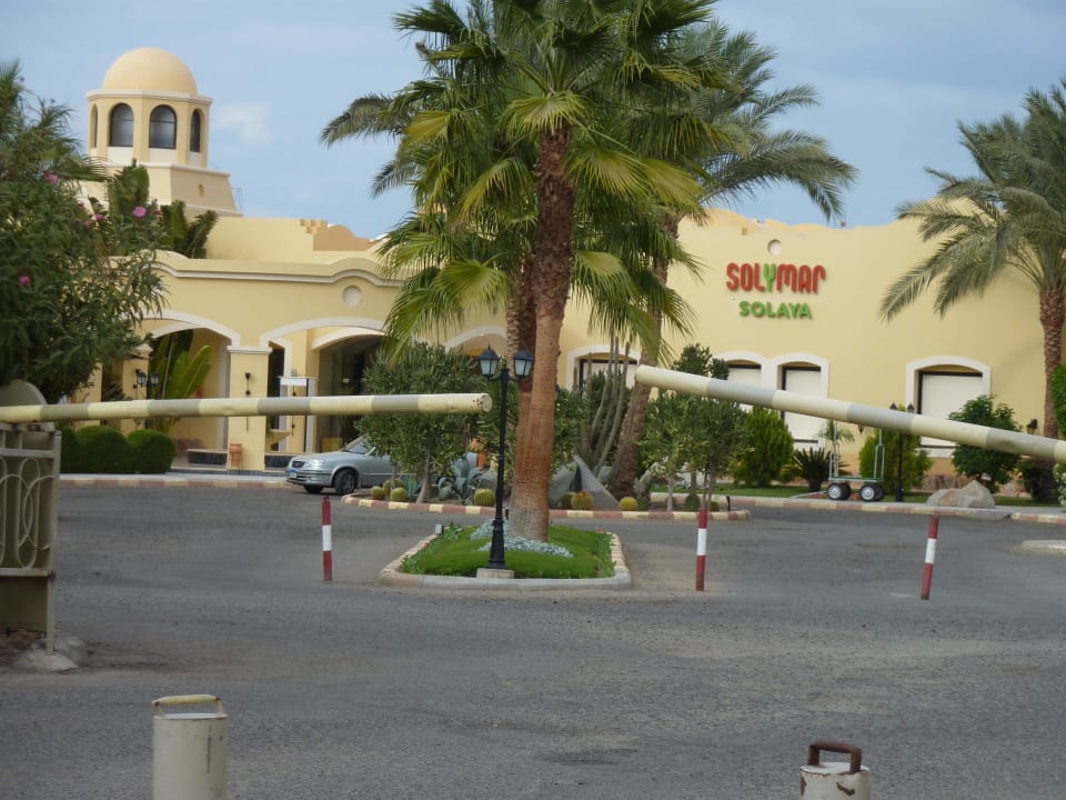 Blick von der Straße zum Hotel Jaz Solaya