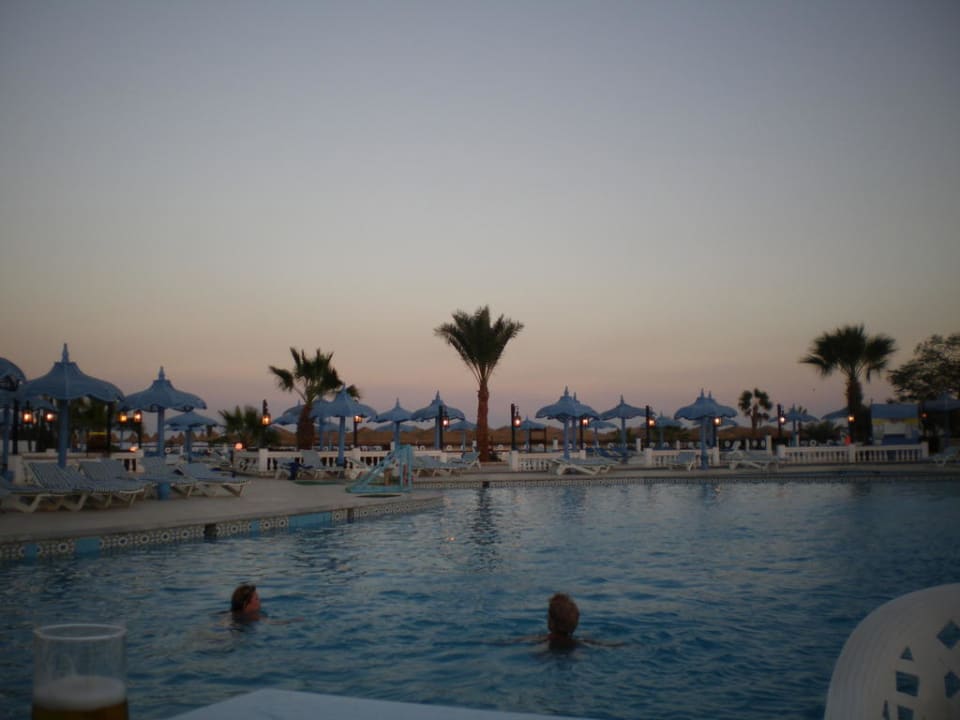 Poolanlage am Abend Aladdin Beach Resort