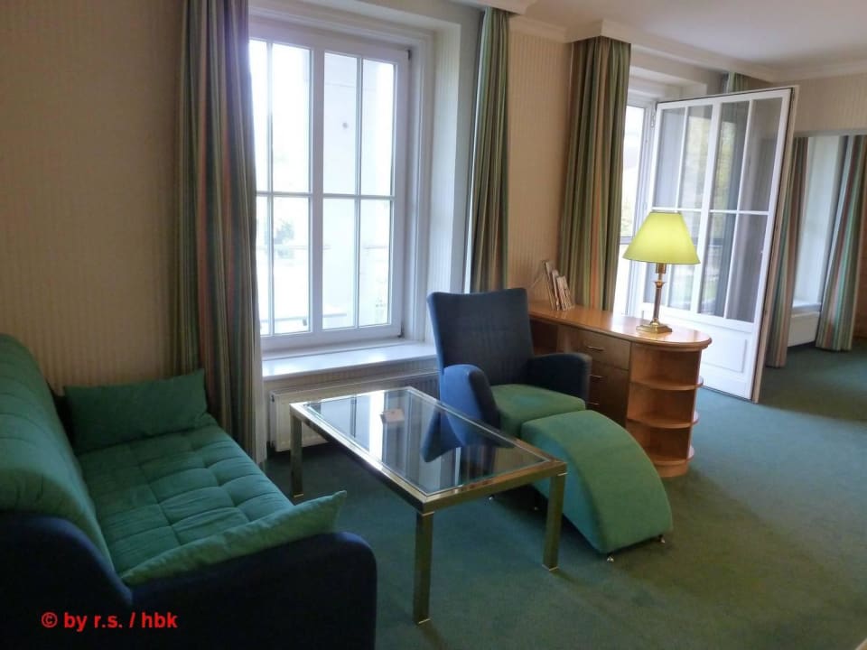 Sitzecke und TV-Sessel, Blick zum Balkon Hotel Kaiserhof Heringsdorf