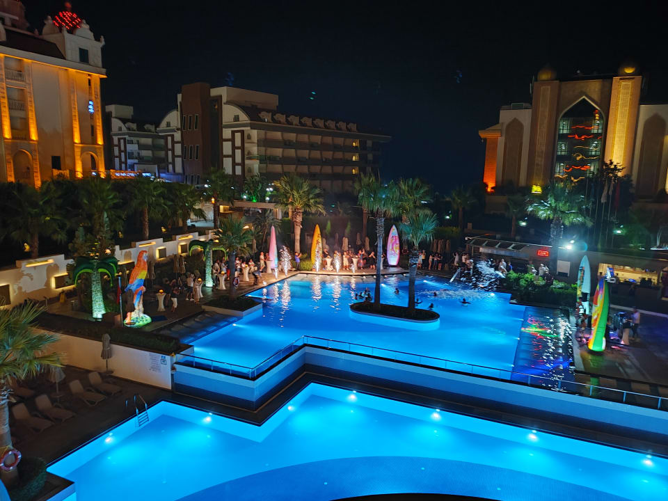 Pool Side Sunport Hotel & Spa