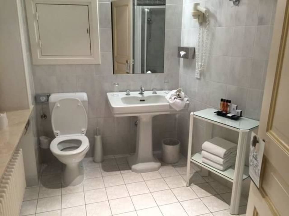 Badezimmer alt und renovierungsbedürftig Hotel Le Plaza Brussels