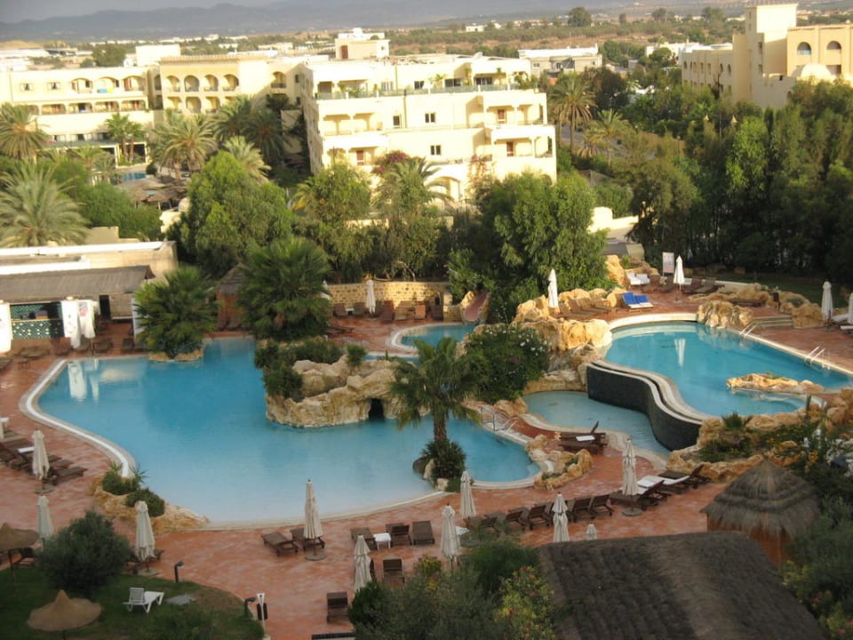 Poolansicht vom obersten Stockwerk Medina Solaria & Thalasso