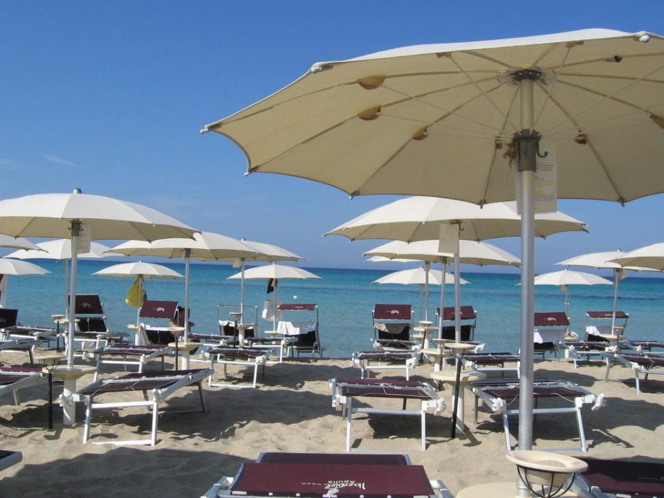 Am Strand morgens um 8:00 Vivosa Apulia Resort