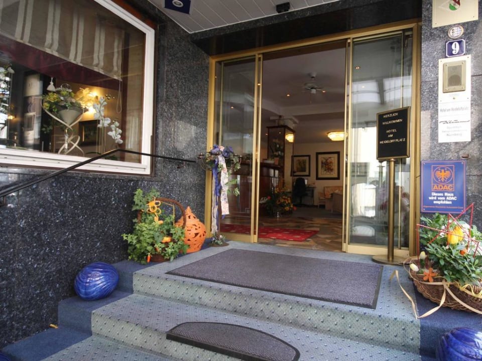 Eingang Hotel am Heideloffplatz