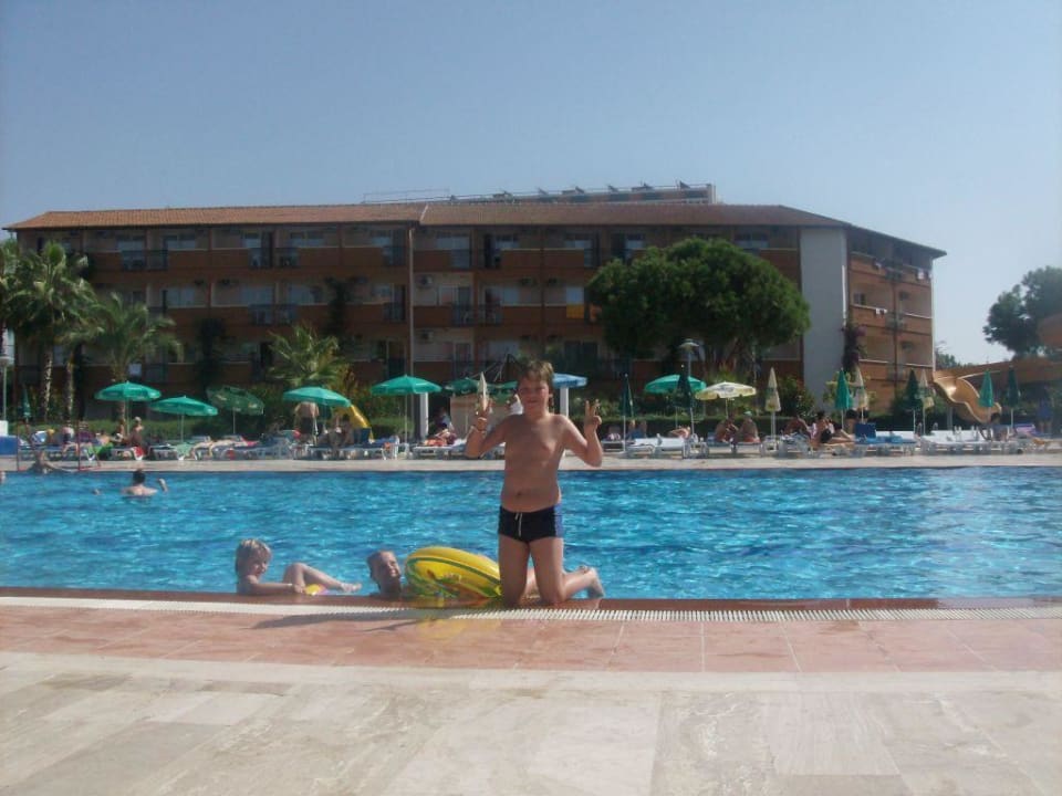 Viel Platz am Pool Club Turtas Beach Hotel