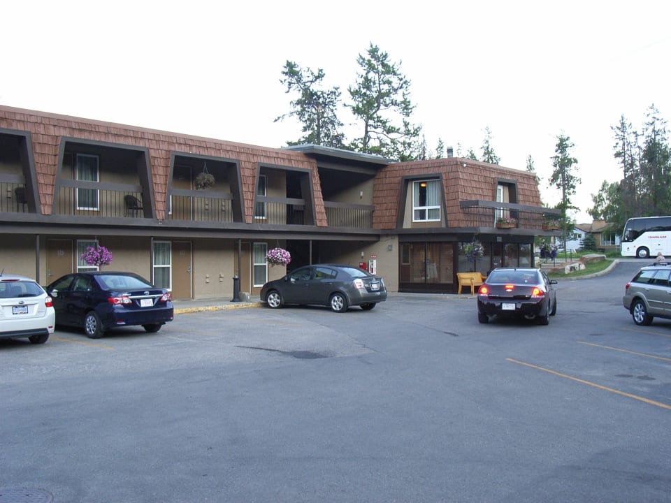 Wohnblock mit Rezeption Hotel Tonquin Inn