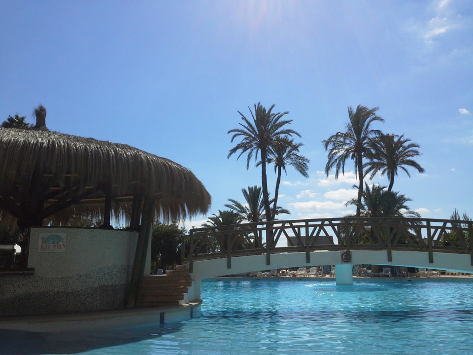 Blick auf den Poolbereich und die Bar BG Hotel Rei del Mediterrani Palace