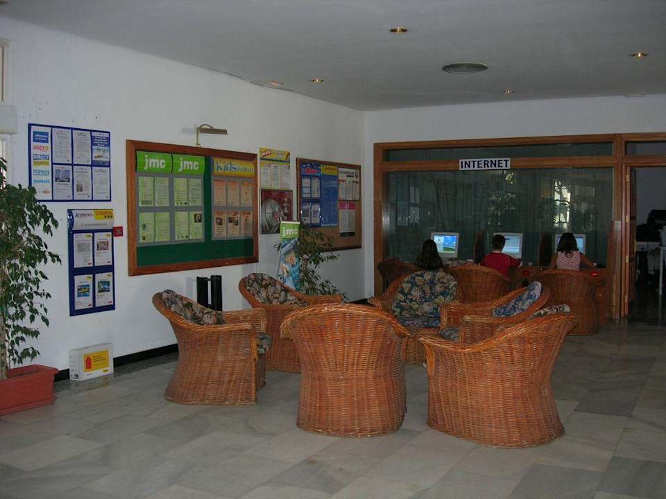Lobby und Internetecke mit Informationstafeln Hotel El Trebol