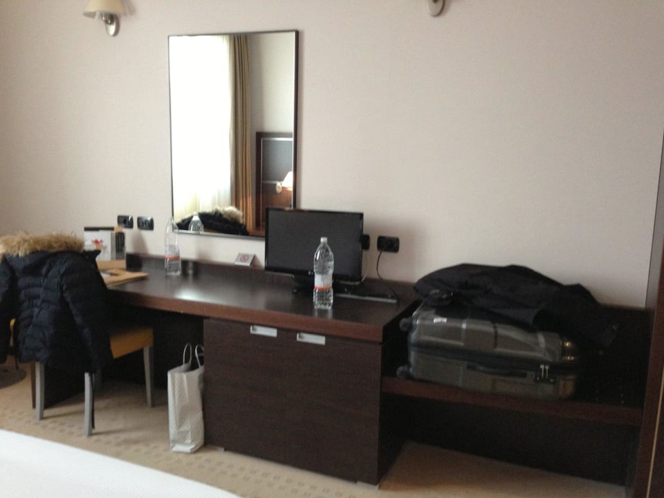 Schreibtisch, Minibar und Kofferablage Savhotel Aemilia Bologna