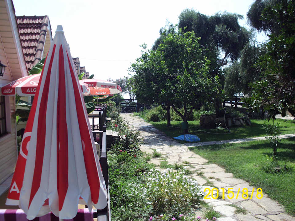 Der Weg  zum Restaurant Clover Magic Nova Beach