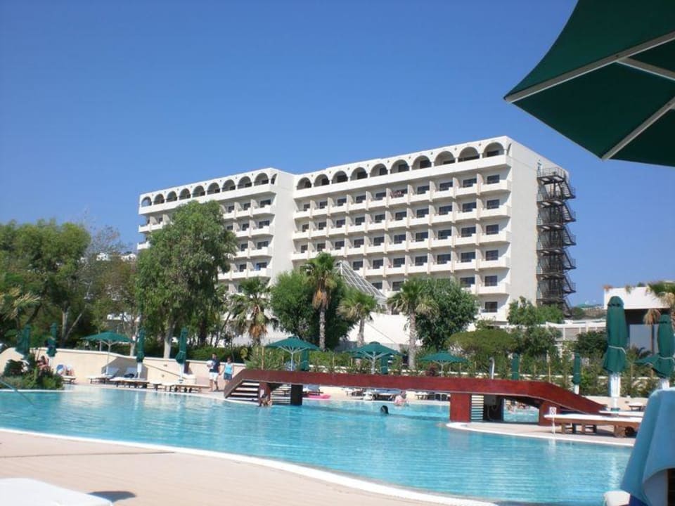 Blick vom Pool zum Hauptgebäude Esperos Palace Resort & Spa