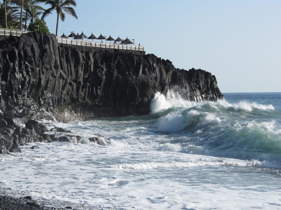 Klippen, oben die Sonnenschirme am Pool Melia La Palma Hotel