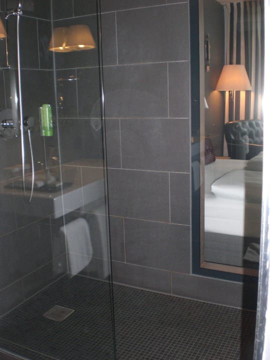 Dusche mit Blick aufs Zimmer Mövenpick Hotel Stuttgart Airport