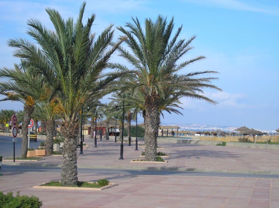 Deptak wzdłuż plaży Hotel Excel