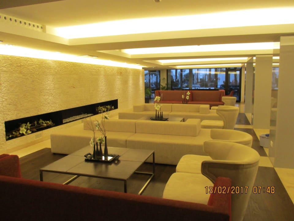 Sitzplätze Lobby mit Kamin allsun Hotel Bahia del Este