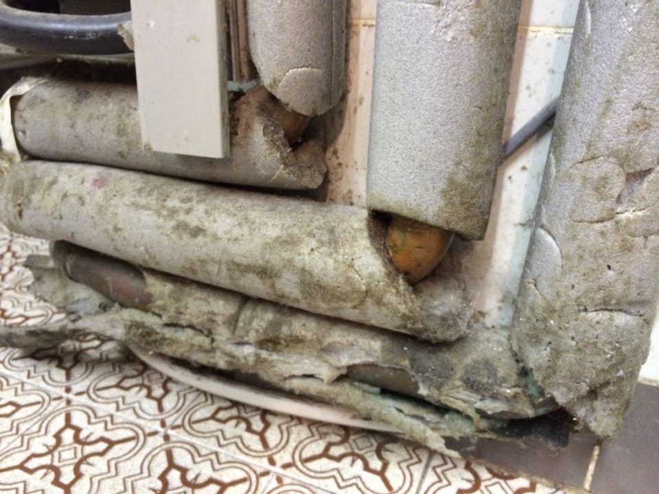 Defekte, verdreckte Isolierung Gasthof Alte Post