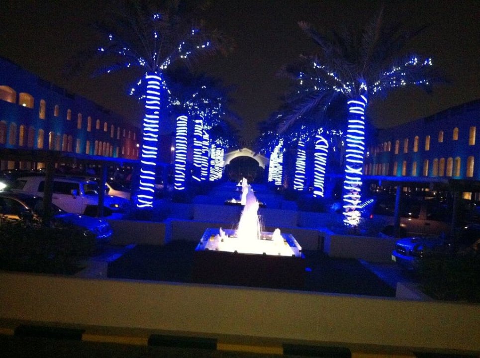 Einfahrt bei Nacht Hotel Mövenpick Kuwait