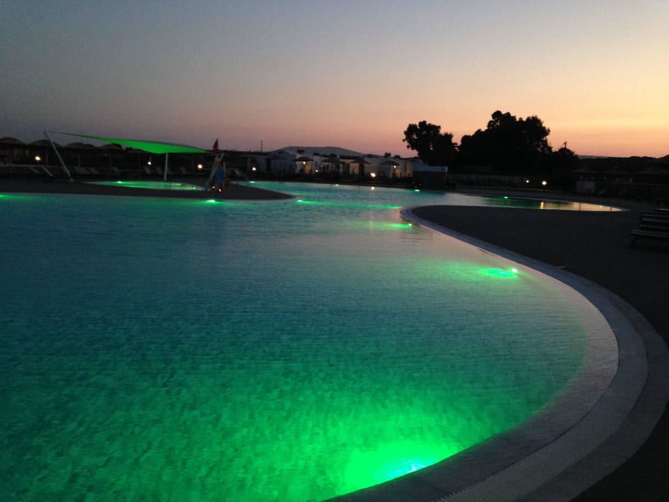 Relaxpool bei Nacht Atlantica Plimmiri