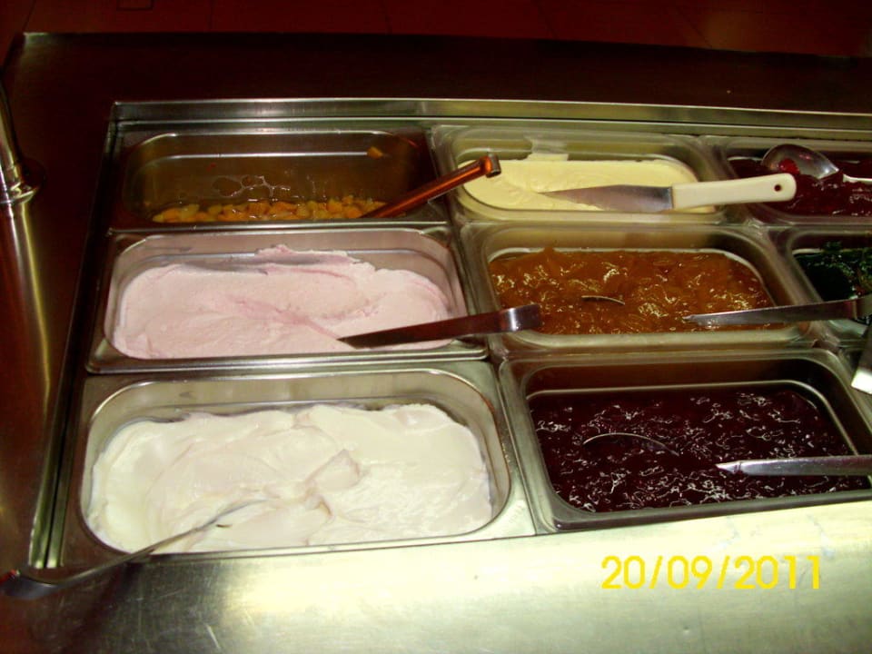 Frühstück verschiedene Marmeladensorten  Philoxenia Hotel