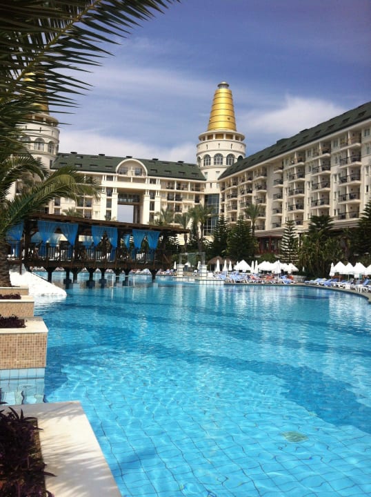 Hauptpool mit Blick aufs Hotel Hotel Delphin Diva