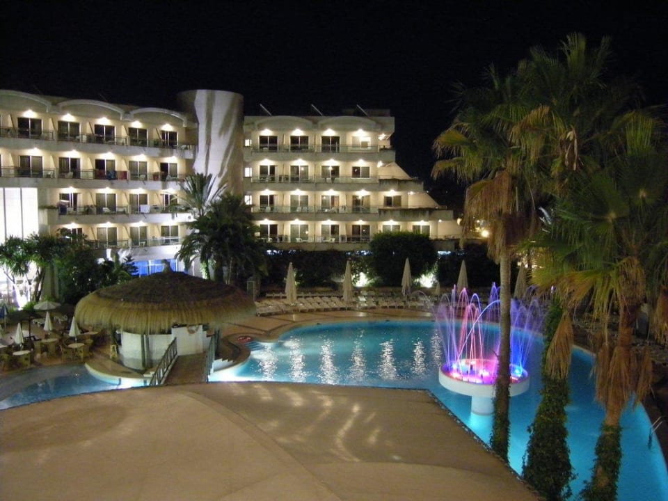 Pool bei Abend BG Hotel Rei del Mediterrani Palace