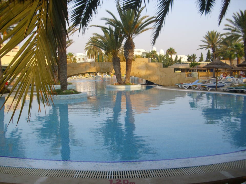 Pool mit Palmeninsel Houda Golf & Beach Club