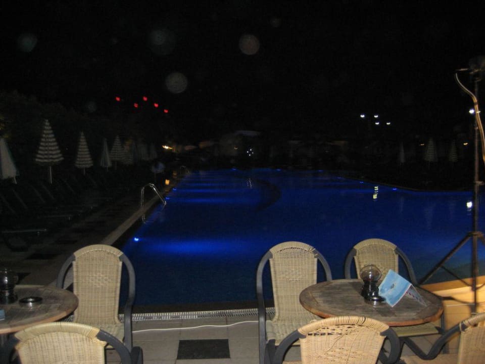 Die Poolbar am Abend Hane Family Resort