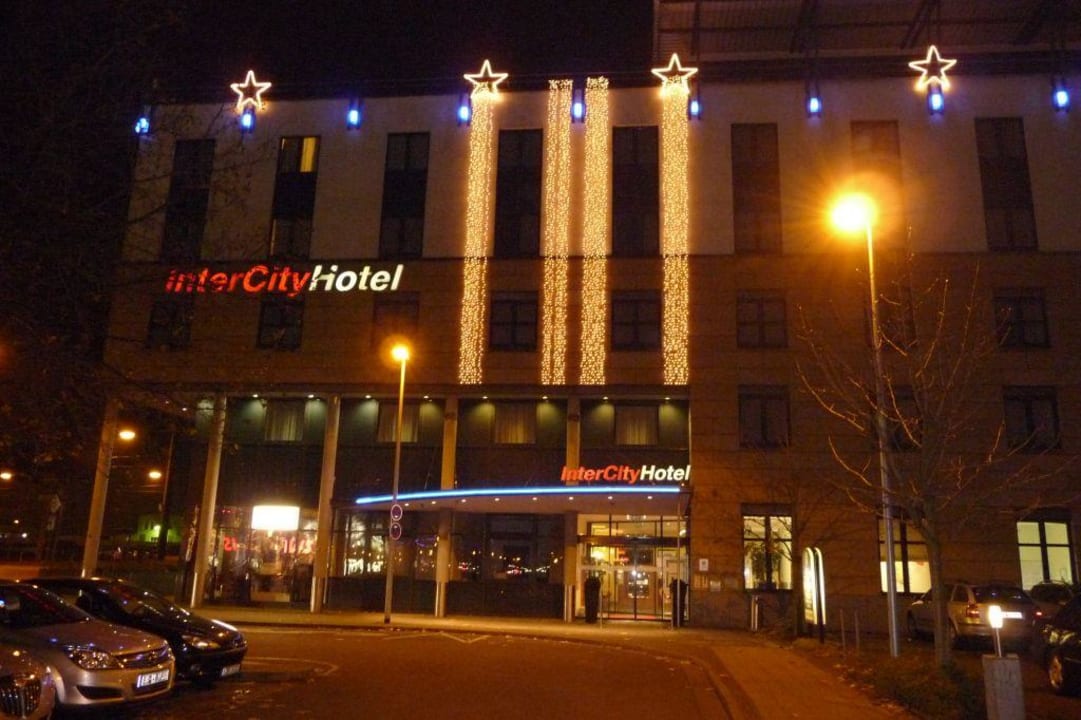 Nachtansicht IntercityHotel Magdeburg