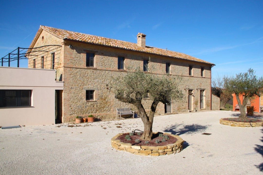 Blick altes Landhaus Tenuta Raffaello Luxus-Domizile