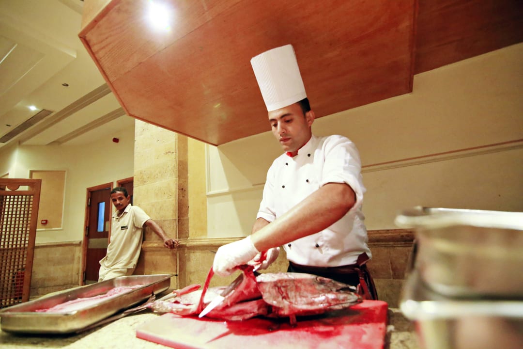 Повар готовит тунца. Shams Safaga Resort