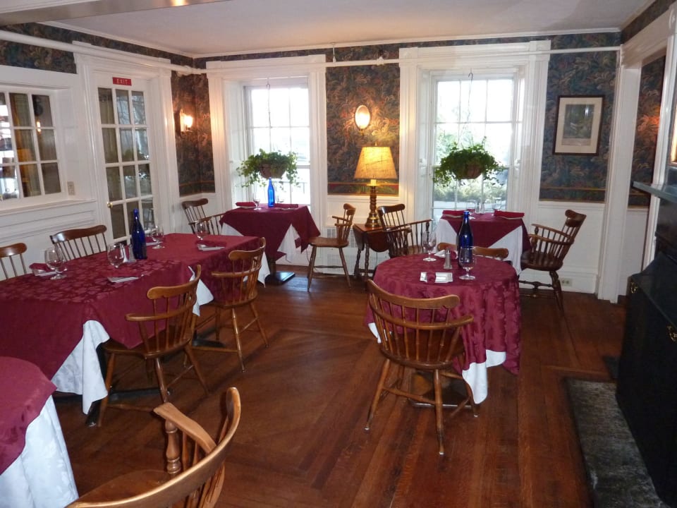 2. Restaurant Hotel Concord's Colonial Inn and Extended Stay Suites