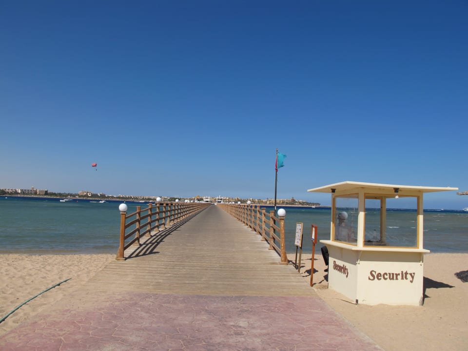 Der Steg zum Riff und den Badeinseln Cleopatra Luxury Resort Makadi Bay