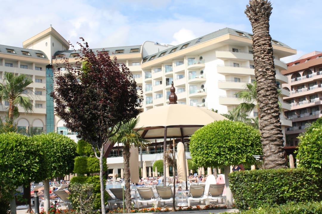 Blick über den Kinderpool zum Hotel Saphir Resort & Spa