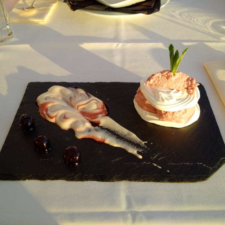 Nachtisch - Baiser mit Kirsche Diehls Hotel