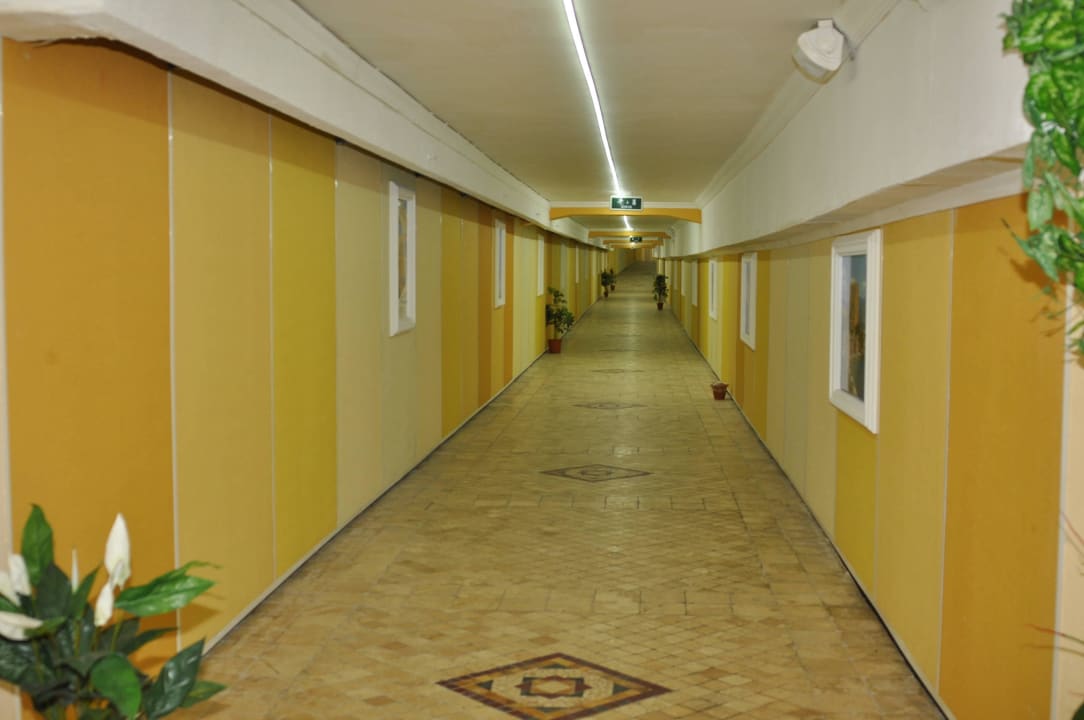 Tunnel zum Annex-Nebengebaeude (C Block) Aska Hotel Just in Beach